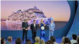 En PortMiami, el capitán Robert Lundberg, John Chidsey, la madrina y artista ELLE y el presidente Marc Kazlauskas durante el bautizo del Norwegian Luna, el 27 de marzo de 2026.