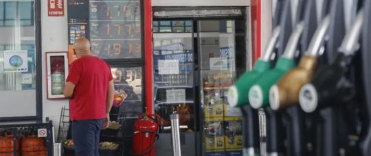 España baja impuestos a combustibles y electricidad para enfrentar el impacto de la guerra en Irán.