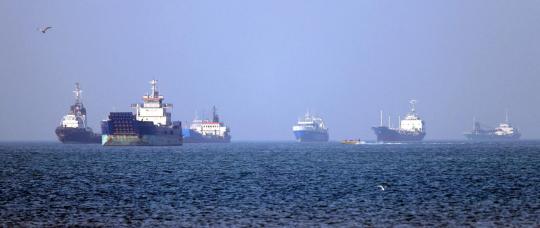 US Awaits Iran’s Response to Ceasefire Proposal Amid Renewed Tensions in the Strait of Hormuz.